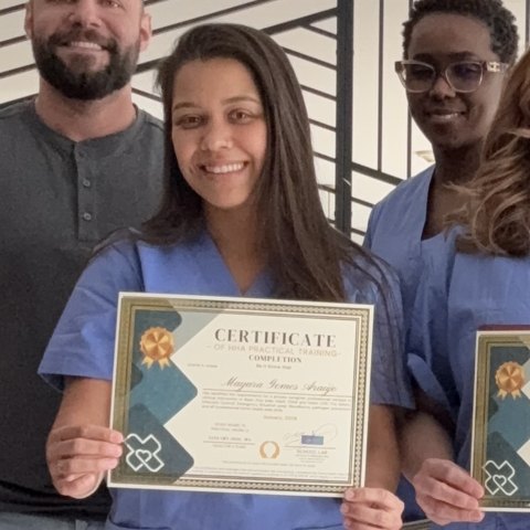 Aluna formada mostrando o certificado de Home Health Aide