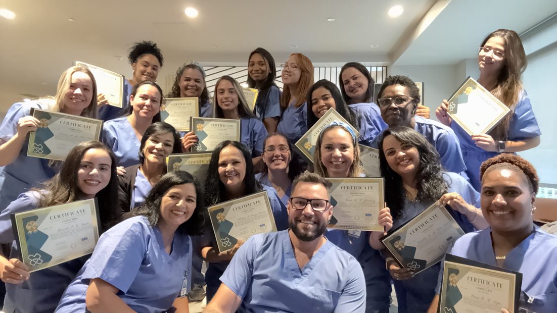 Alunos comemorando a formatura com os certificados na mao