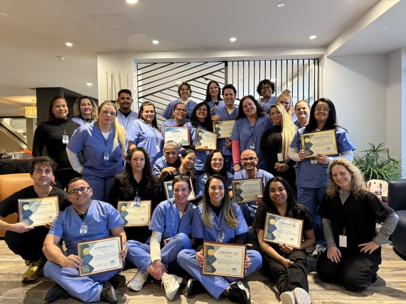 Alunos formados posando com os certificados