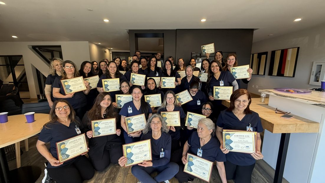 Grupo de alunas exibindo os certificados de HHA