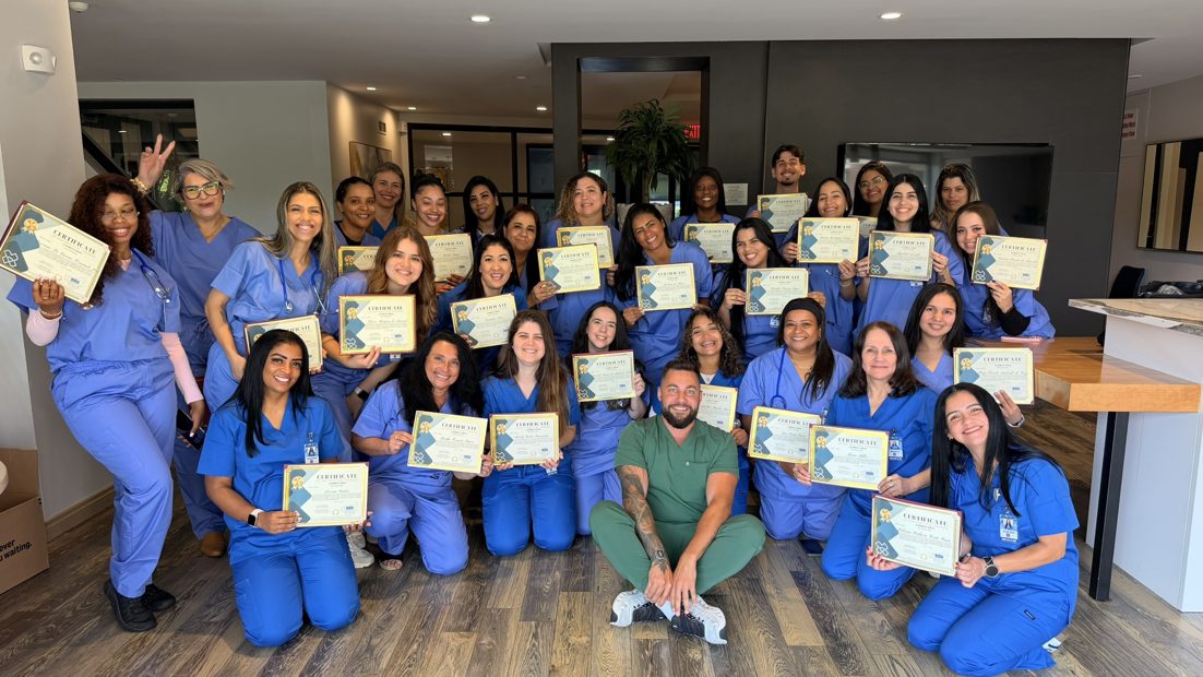 Turma reunida na formatura com os certificados