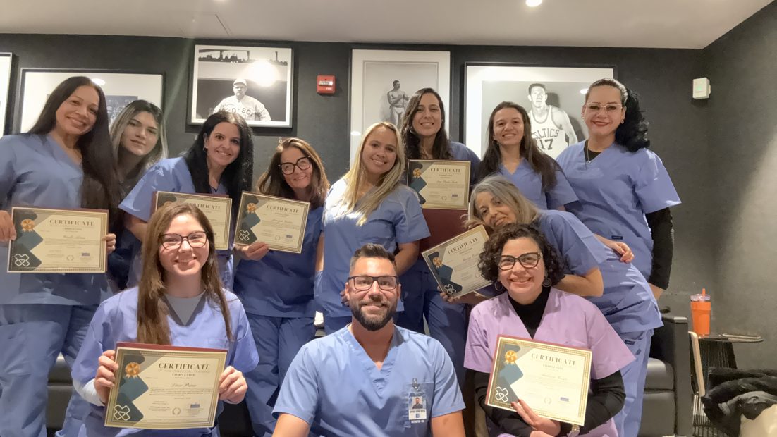 Alunos celebrando a conclusao do curso com os diplomas