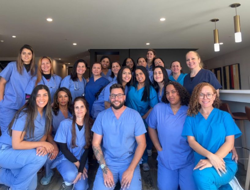 Turma da School LAR reunida na sala de aula