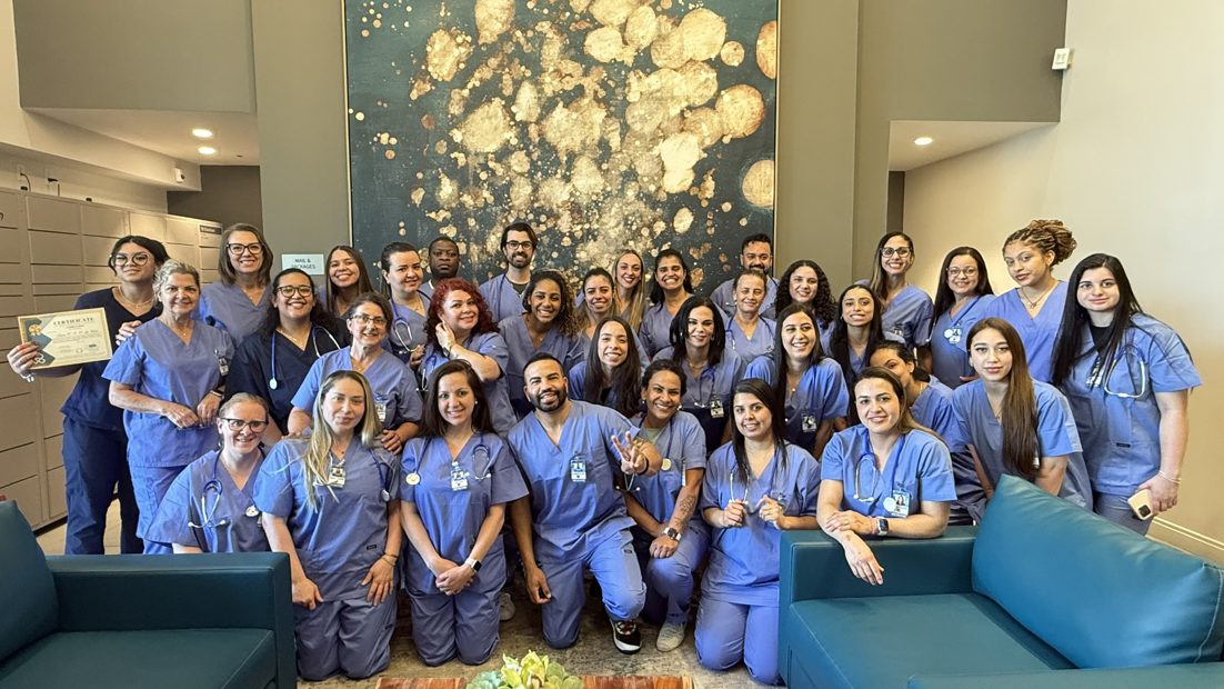 Alunos formados reunidos em clima de celebracao