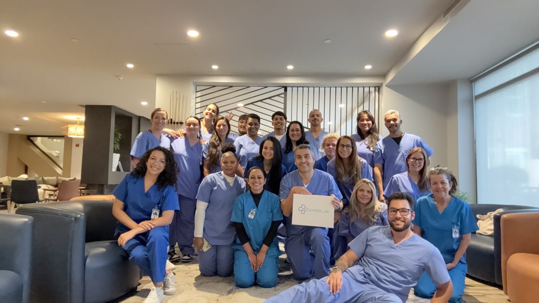 Turma numerosa comemorando a formatura