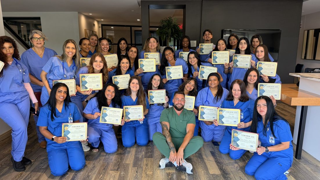 Alunos exibindo os certificados de Home Health Aide