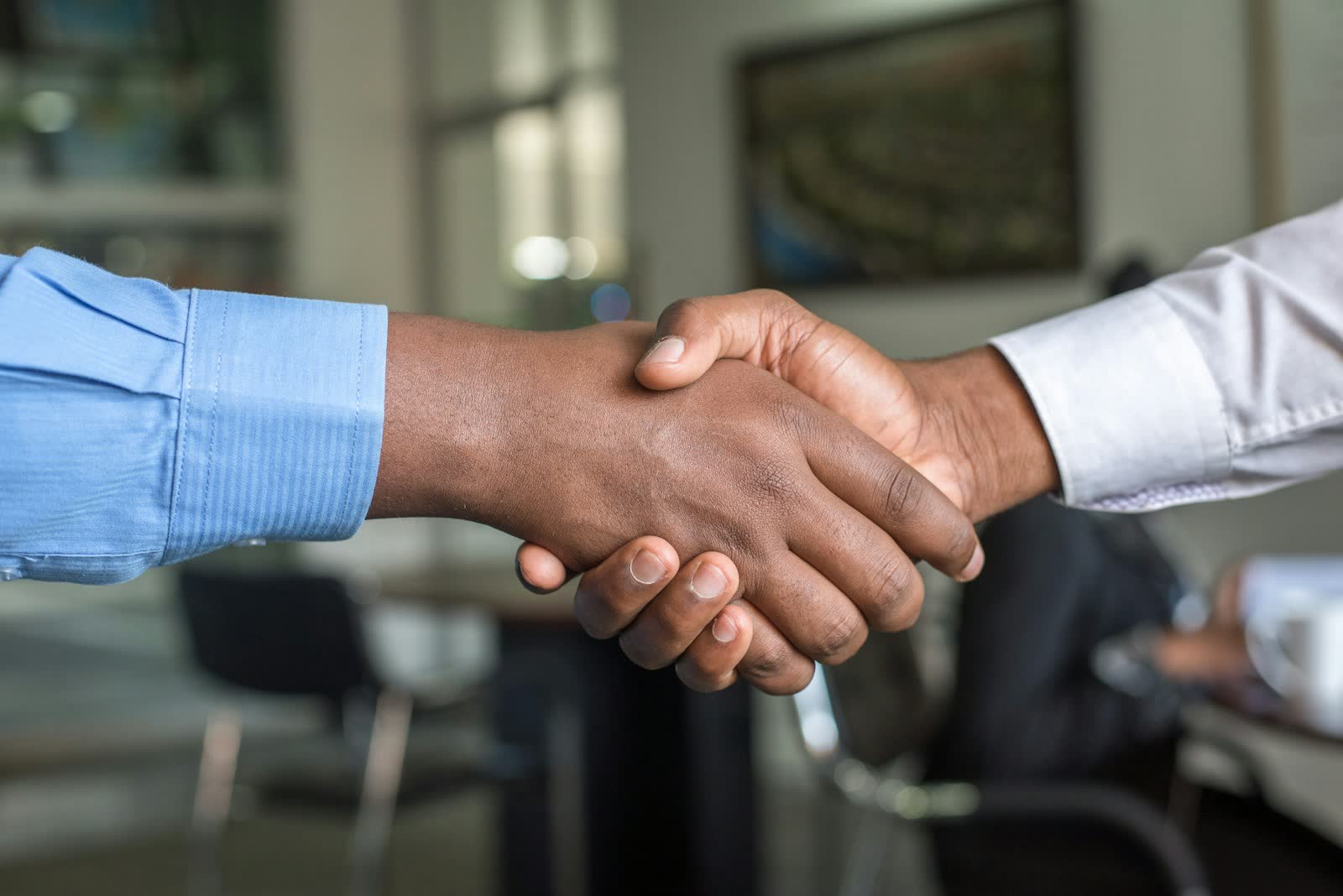 Aperto de mãos em reunião — responsabilidade única